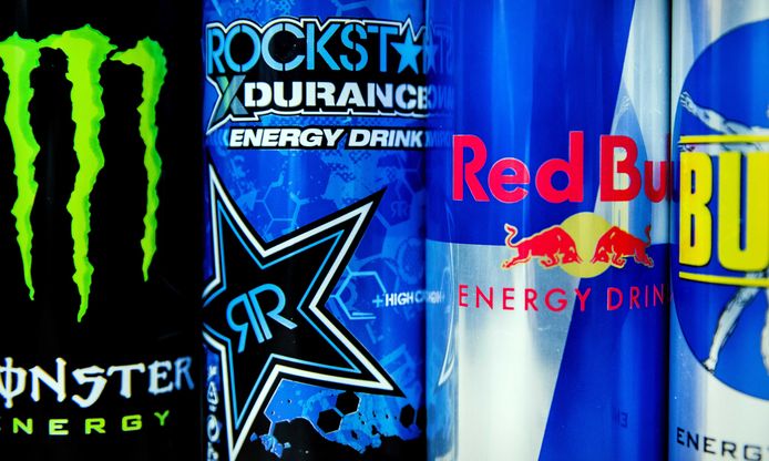 Blikjes van de merken Monster Energy, Red Bull, Bullit en Rockstar Energy Drink.