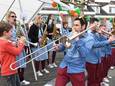 Vanuit de diverse horecagelegenheden starten de kapellen en carnavalsverenigingen aan hun muzikale rondreis door Dongen. Vader en zoon spelen samen in kapel de Vrije Tijdrekkers
