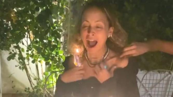 Nicole Richie met le feu à ses cheveux en soufflant sur ses bougies d’anniversaire