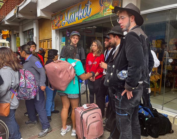 Gestrande toeristen in Aguas Calientes, het dorp nabij Inca-nederzetting Machu Picchu. (27/01/24)