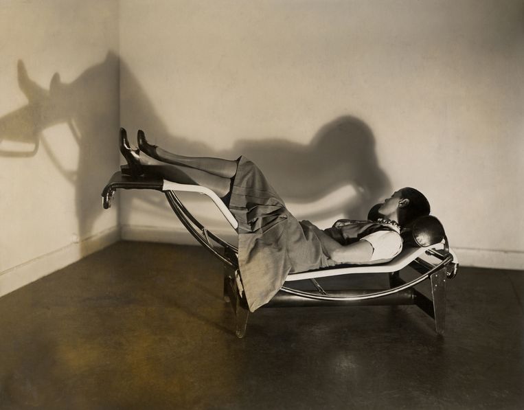 Charlotte Perriand in de chaise longue die ze met Le Corbusier en Jeanneret ontwierp, 1928. Beeld Archives Charlotte Perriand ©ADAGP-AChP 2006.