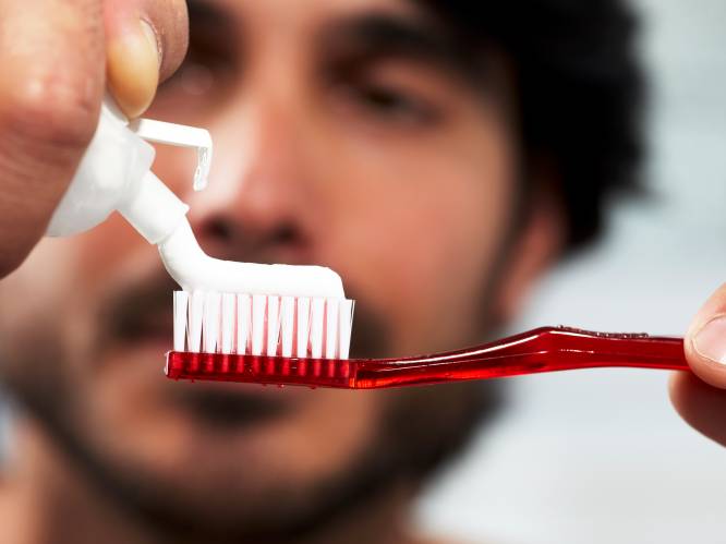 Van je strijkijzer tot je tapijten: vijf zaken die je kan schoonmaken met tandpasta (los van je gebit)