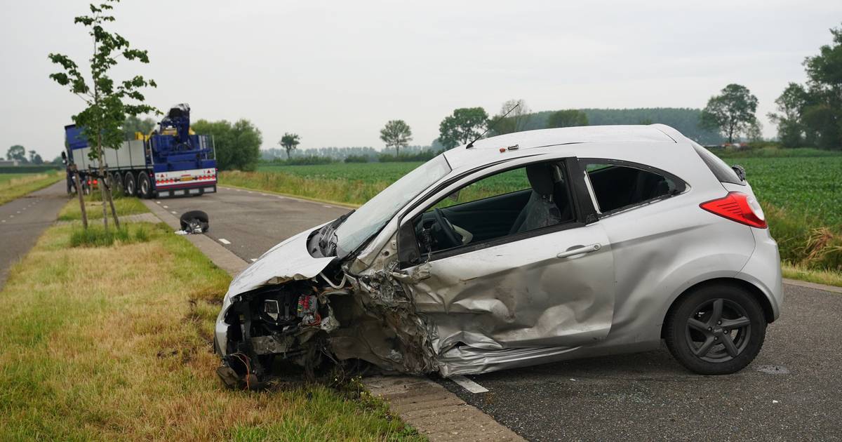 Vrachtwagen en auto botsen in Altforst, vrouw gewond naar ziekenhuis