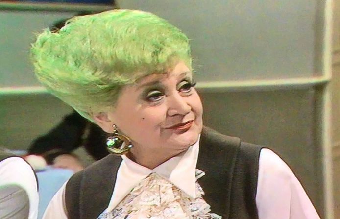 Mollie Sugden als Betty Slocombe in Wordt u al geholpen?