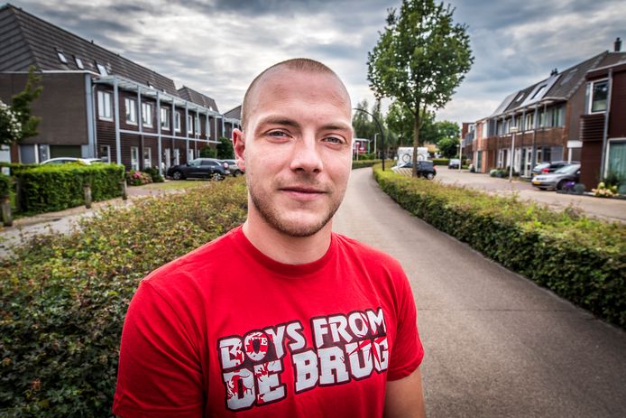 Timo Peters spant zich de Glanerbrugse Twentesupporters in voor meer AED's in de wijken.