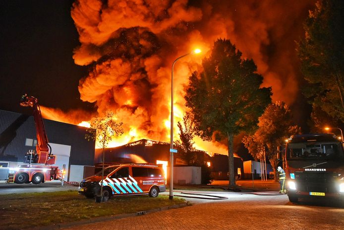 Zeer grote brand aan de Kroonstraat in Tilburg