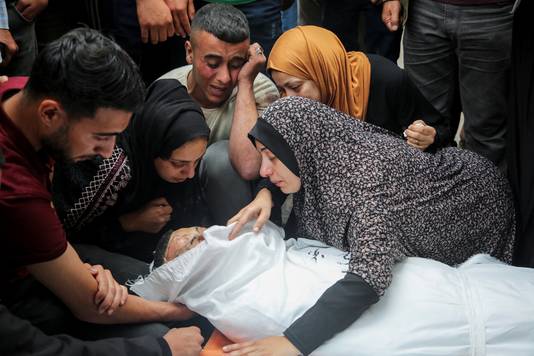 Mensen rouwen bij een omgekomen familielid na de Israëlische luchtaanvallen op Rafah afgelopen nacht.