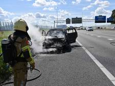Auto vliegt in brand op A16 in Breda, caravan blijft gespaard