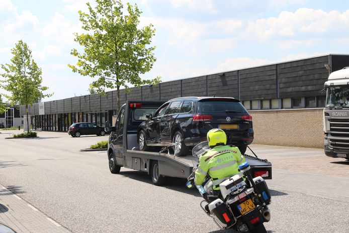Een agent in actie bij de verkeerscontrole bij Lucky in Rijssen.