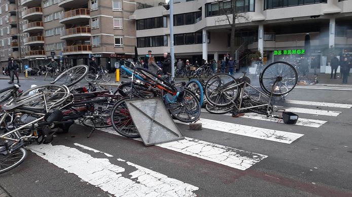 Een barricade van fietsen voor het station.