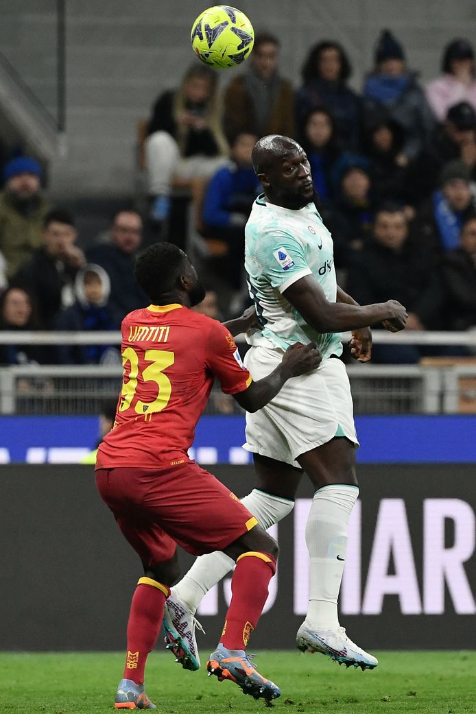 Lecce's French defender Samuel Umtiti (L) and Inter Milan's Belgian forward Romelu Lukaku go for a header during the Italian Serie A football match between Inter and Lecce on March 5, 2023 at the San Siro (Giuseppe-Meazza) stadium in Milan. (Photo by Isabella BONOTTO / AFP)