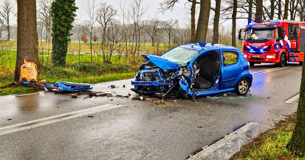Zwaar eenzijdig ongeluk tussen Neede en Diepenheim: brandweer bevrijdt man uit voertuig.
