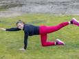 Personal trainer Stijntje Bruijn doet de Bird-Dog voor.