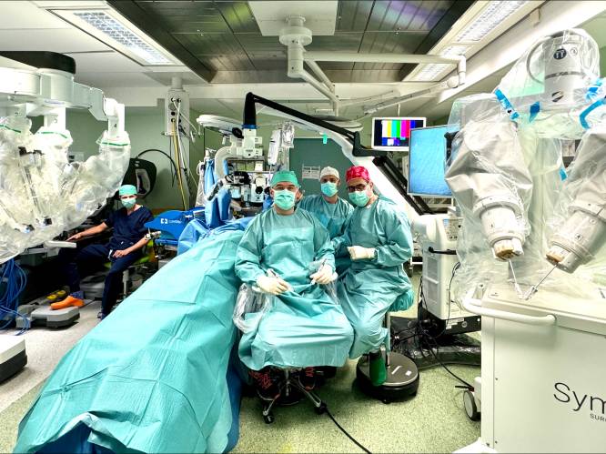 Wereldprimeur: UZ Brussel voert allereerste dubbele robotingreep uit bij patiënt 
