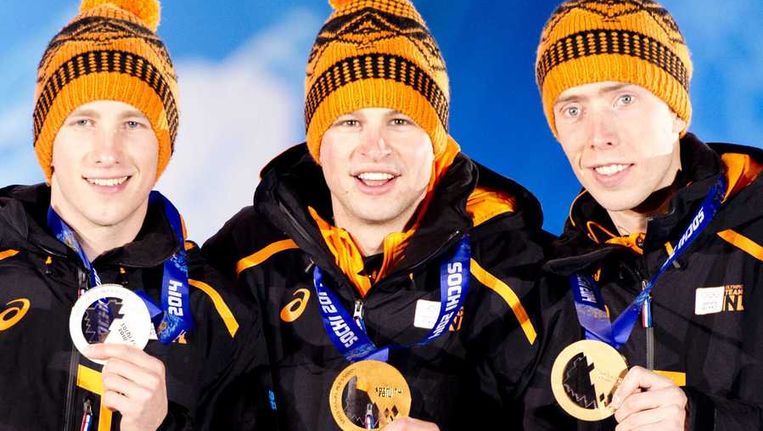 (VLNR) Zilveren medaille-winnaar Jan Blokhuijsen, gouden medaille-winnaar Sven Kramer en de bronzen medaille-winnaar Jorrit Bergsma op Medal Plaza voor hun rit op de 5000 meter tijdens de Olympische Winterspelen. Beeld anp