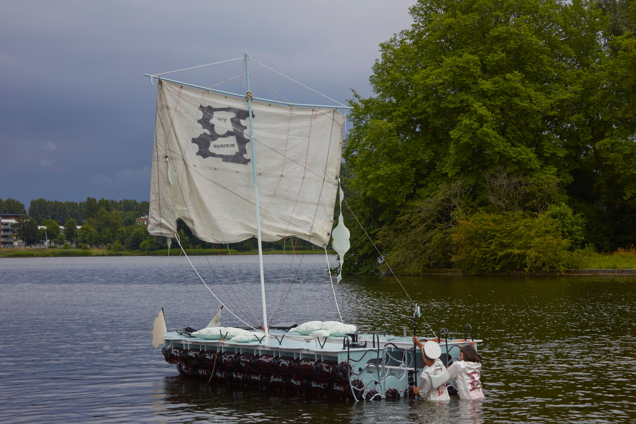 Kunstenaars Laetitia Delauney en Aurelia Noudelmann kozen met een zelf gebouwde boot voor een gender-insteek voor Rietveld Uncut. Delauney: 'Mannen domineren van oudsher de botenbouw en zeevaart.' Beeld 