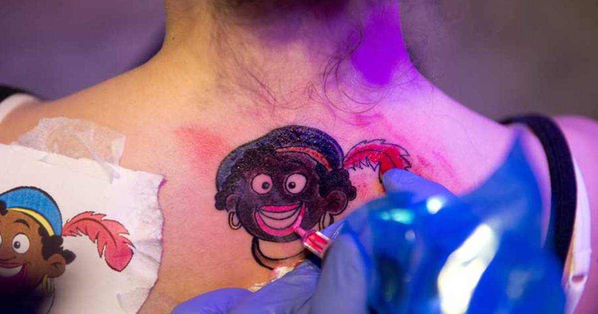 Vrouw laat Zwarte Piettattoo zetten Rotterdam AD.nl