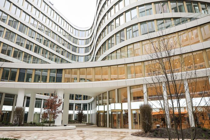 Het nieuwe hoofdkantoor van de bank BNP Paribas Fortis op de Warandeberg in Brussel.