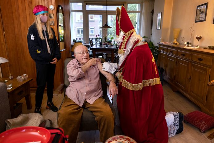 Huisarts Matthijs van der Poel geeft een booster-prik thuis aan ouderen die moeilijk uit huis kunnen.