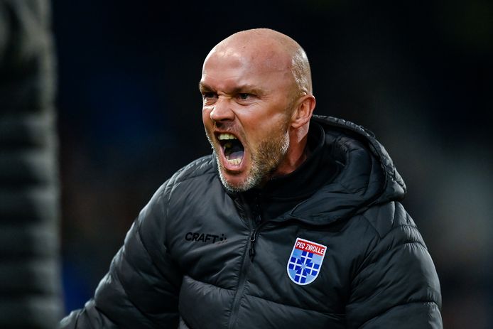 Ontlading bij Dick Schreuder nadat PEC Zwolle de drie punten over de streep heeft getrokken.