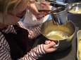 Kinderen hele dag thuis? Leer ze koken! ‘Begin met iets eenvoudigs, zoals een aardappel schillen’