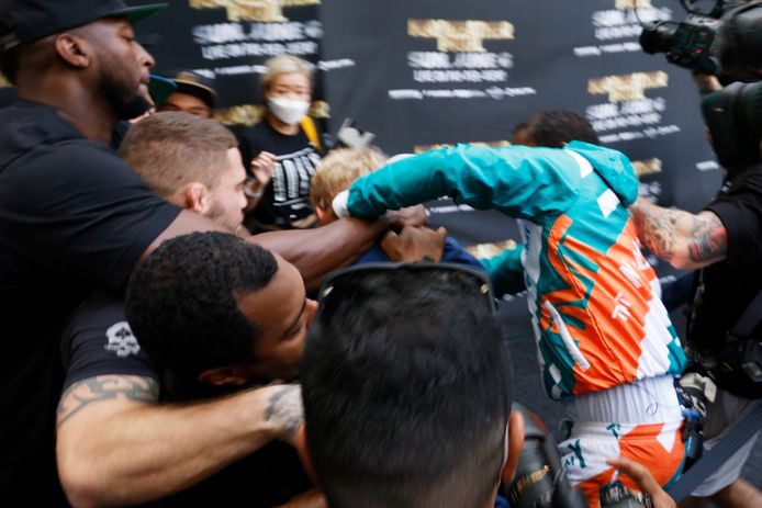 Mayweather, 44 ans, champion du monde dans cinq catégories différentes, a laissé éclater sa colère au Hard Rock Stadium où aura lieu l’évènement le 6 juin après que Jake Paul eut saisi sa casquette, après une première joute verbale tendue dans le cadre d’une interview télévisée.