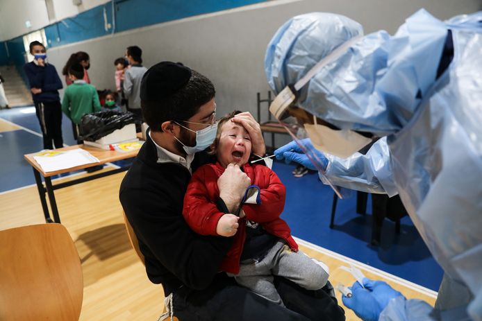 Een kind wordt getest op het coronavirus in een school in Jeruzalem.