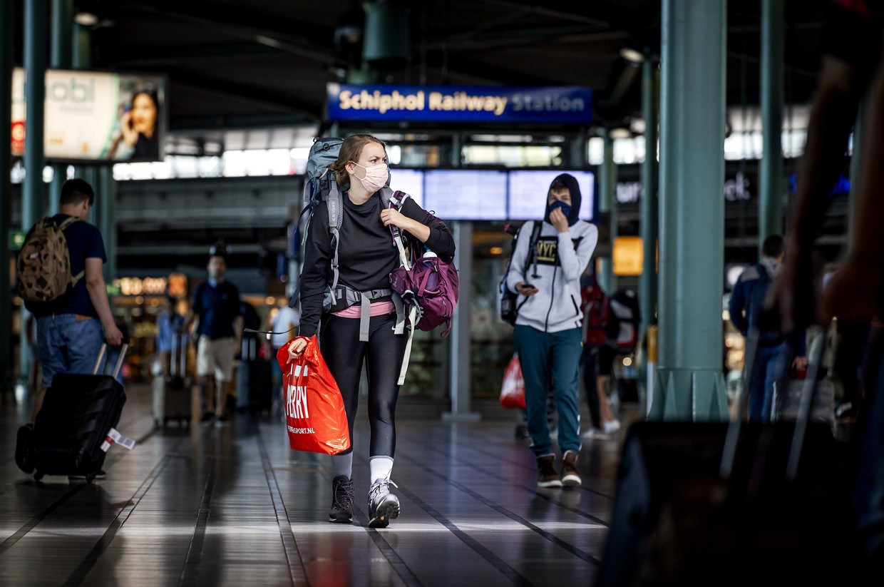 Reizigers op luchthaven Schiphol.