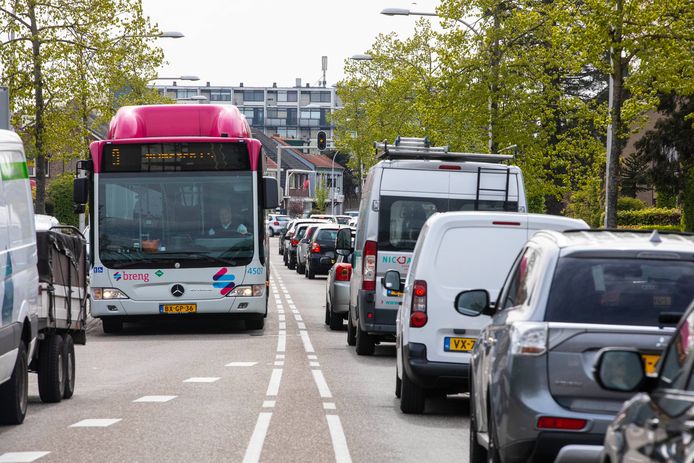 Verkeersdrukte in Nijmegen, de provincie Gelderland vreest voor de bouw van extra woningen als er geen nieuwe egen en fietspaden worden aangelegd.