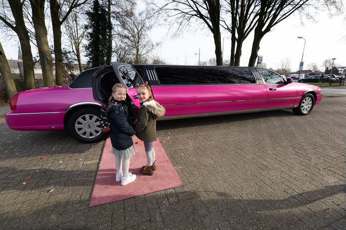 Tessa (rechts) en Esmee bij de limousine bij de Remigiusschool.