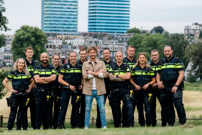 De agenten die figureren in het televisieprorgramma ‘Bureau Arnhem’, met in het midden presentator Ewout Genemans.