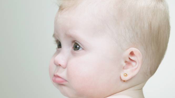 Baby's met oorknopjes: schattig of mishandeling?