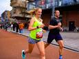 De hoogzwangere Lesley te Pas-Smit kreeg vorig jaar tijdens de Enschede Marathon veel bekijks langs het parcours.