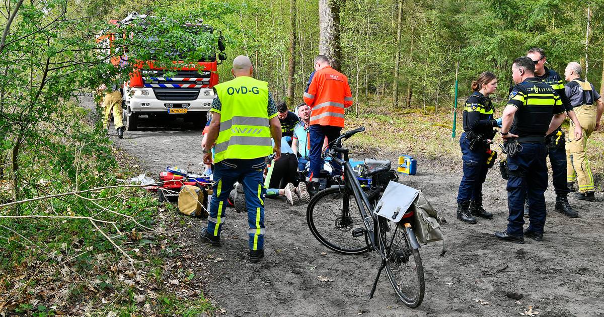 Motorrijder raakt zwaargewond in bossen van Steensel, traumahelikopter ter plaatse
