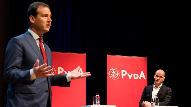 Kandidaat-lijsttrekkers van de PvdA Diederik Samsom (R) en Lodewijk Asscher debatteren in Theater de Vaillant over de koers van de partij. Beeld ANP