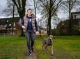 Sam Ligtlee met zijn hond Pip, die hem wél gelukkig maakt.