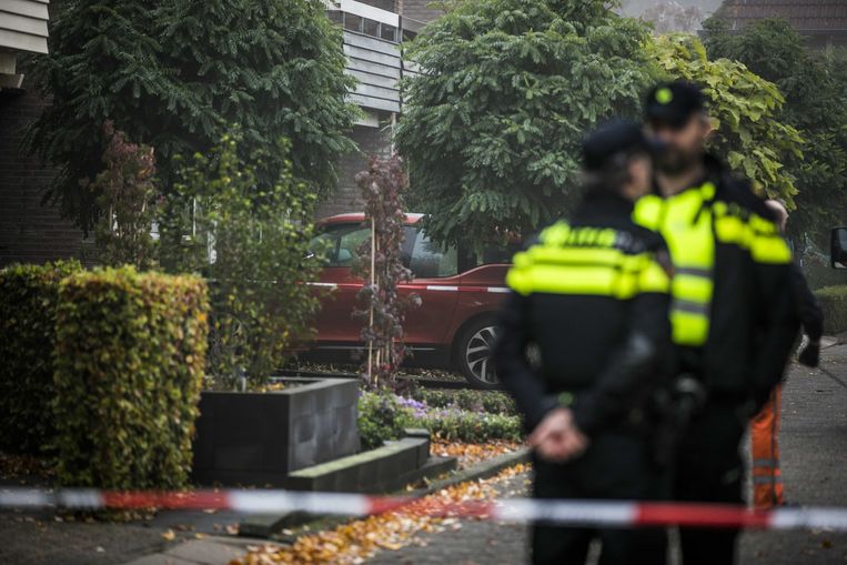 Politie arresteert een verdachte na de vondst van twee lichamen in woning Hengelo.. 