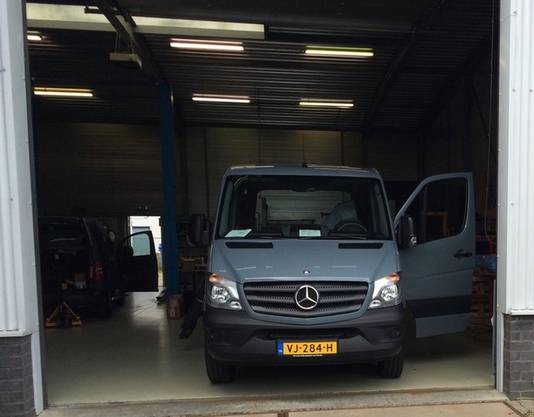 De bus van Cochius, een Mercedes Sprinter.