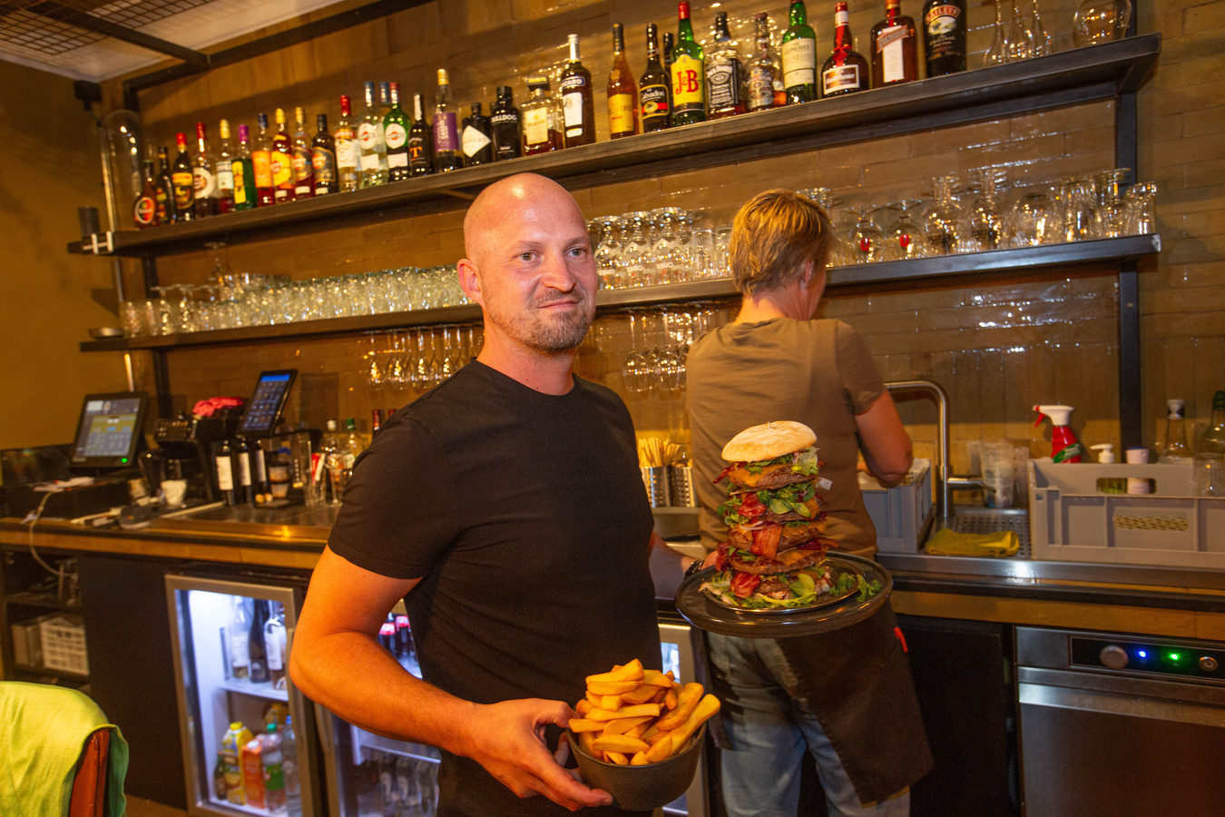 KIJK. Vijf hamburgers, vijf spekrepen en vijf plakjes kaas in minder