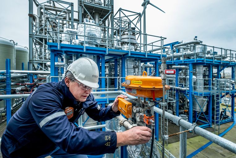 Oprichter Gerard Essing aan het werk in zijn fabriek SCW dat gas maakt van biologische oorsprong.  Beeld Raymond Rutting / de Volkskrant