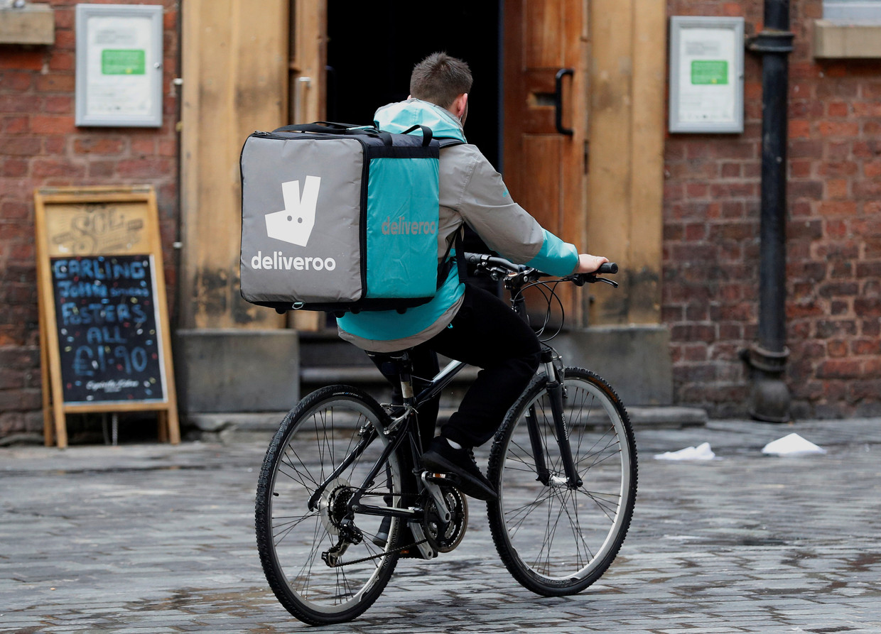  De maaltijdbezorgers van Deliveroo werken in feite in verkapt loonverband. Beeld REUTERS