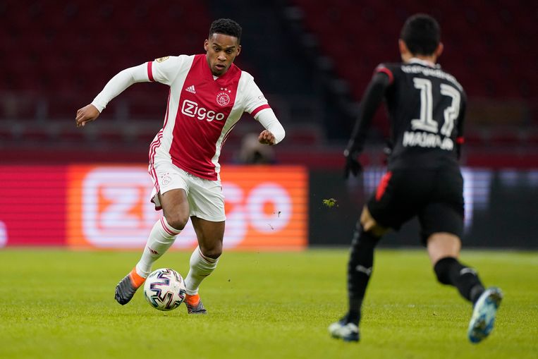 Ajax wint dankzij sterke eerste helft en doelpunten Haller van PSV