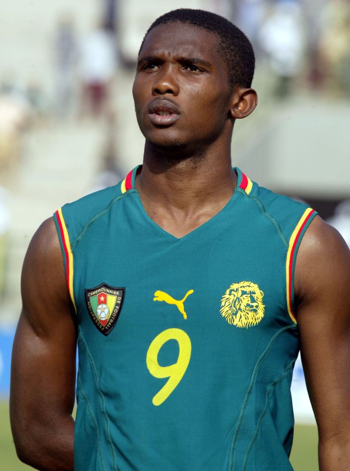 Samuel Eto'o in het mouwloze shirt van Kameroen.