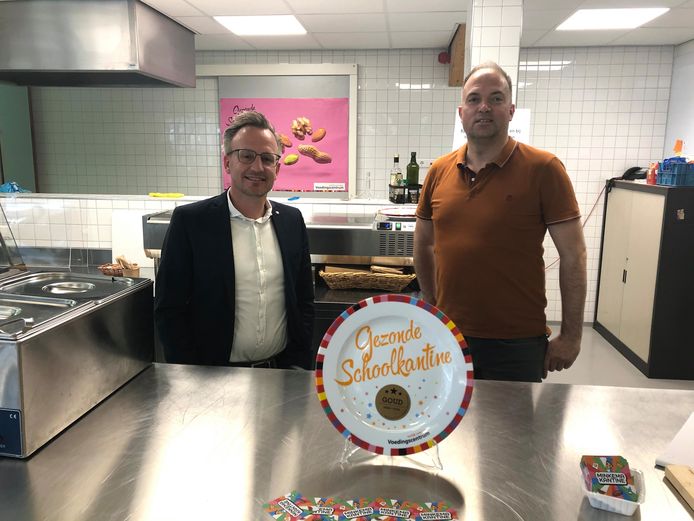 Arjan van der Wart, directeur onderwijs van het Minkema, en cateraar Frans van Hall bij de gouden Schoolkantine Schaal.
