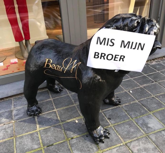 Een kleinere versie van deze hond uit polyester is weg.
