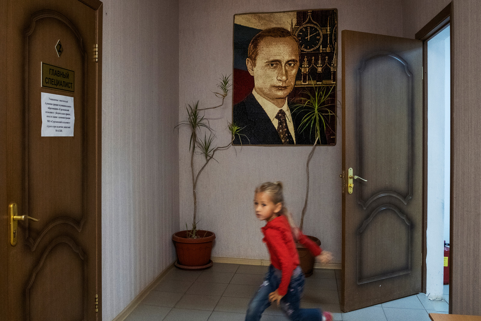 Een portret van Poetin in een gemeentehuis in de provincie Astrachan. Beeld Arthur Bondar