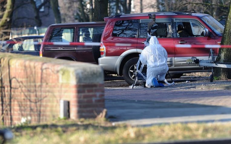 Een forensisch onderzoeker bekijkt de plek in Amsterdam-Oost waar topcrimineel Stanley Hillis is neergeschoten. Beeld ANP