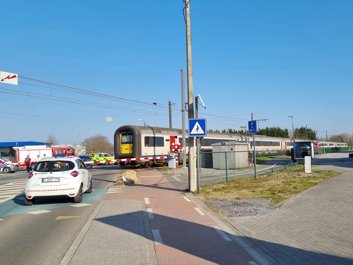 BORNEM - Na de aanrijding ter hoogte van de Pedro Colomalaan in Bornem werd het treinverkeer stilgelegd.