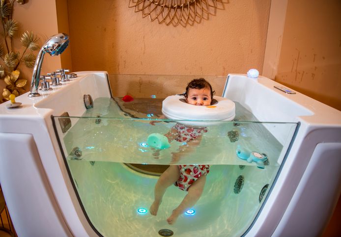 Floaten Tussen De Badeendjes In De Jacuzzi Baby S Ontspannen In De Baby Spa Alphen Ad Nl