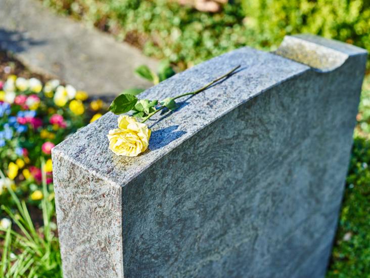 Vrouw (69) betrapt op plegen grafschennis in Eindhoven heeft ook gestolen spullen van graven thuis